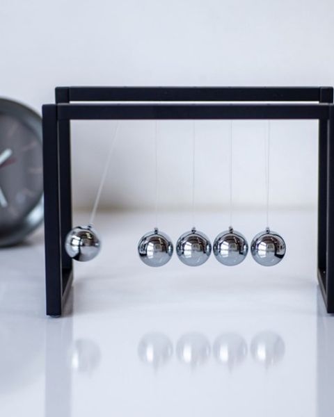 Cadoul premium Balance Ball Game — pendul cu bile din oțel cromat de la Philippi Design, în cutie decorativă