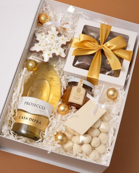 Setul cadou Champagne cu șampanie, migdale în ciocolată, dulceață, bomboane cu cocos și turtă dulce de Crăciun, într-o cutie albă