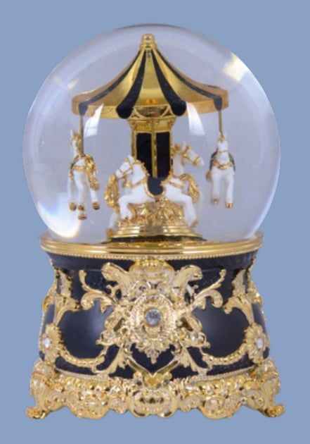 Glob de zăpadă cu un carusel înăuntru, pe o bază neagră cu ornamente aurii