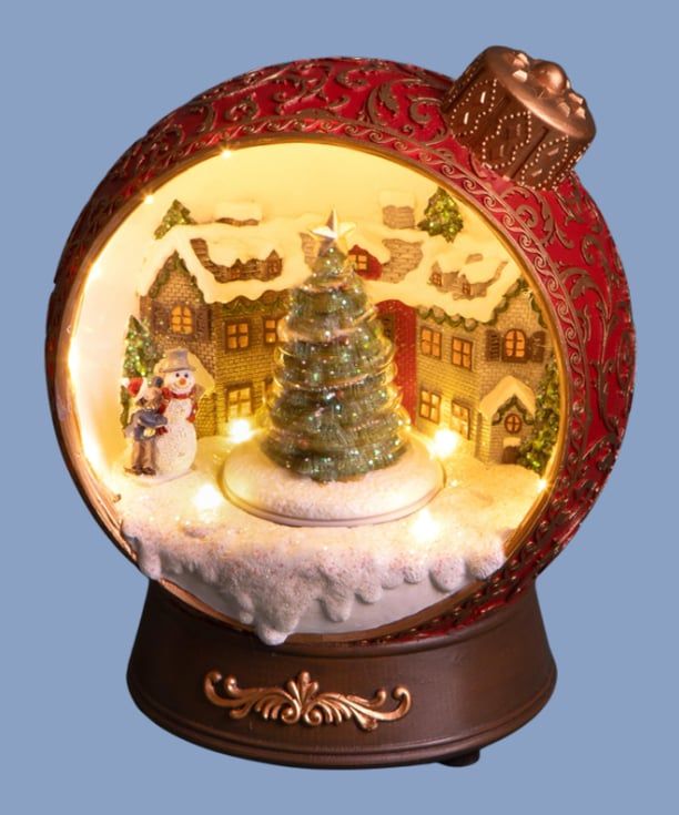 Glob decorativ roșu în formă de jucărie de brad, cu un sat de iarnă luminat înăuntru