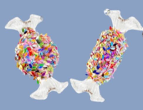 Două bomboane mici din sticlă, una rotundă și una lungă, cu confetti multicolore