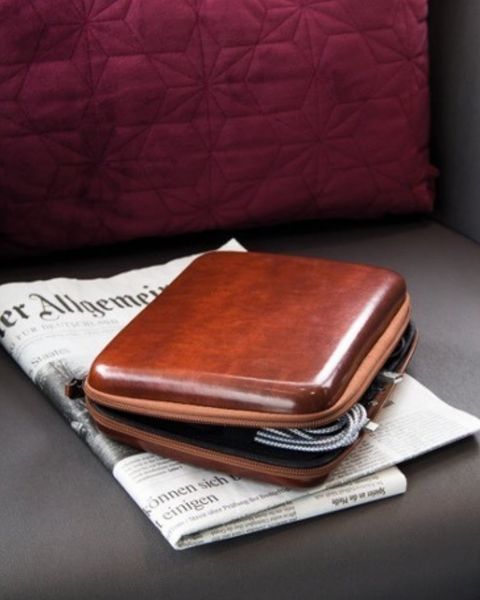 Cadoul premium Travel Case Premium — organizator din piele de la Troika.de, maro sau negru
