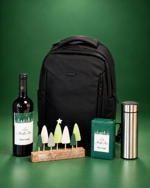 Setul cadou Urban Holiday cu rucsac negru, vin, termos, ceai sau cafea și o jucărie din lemn