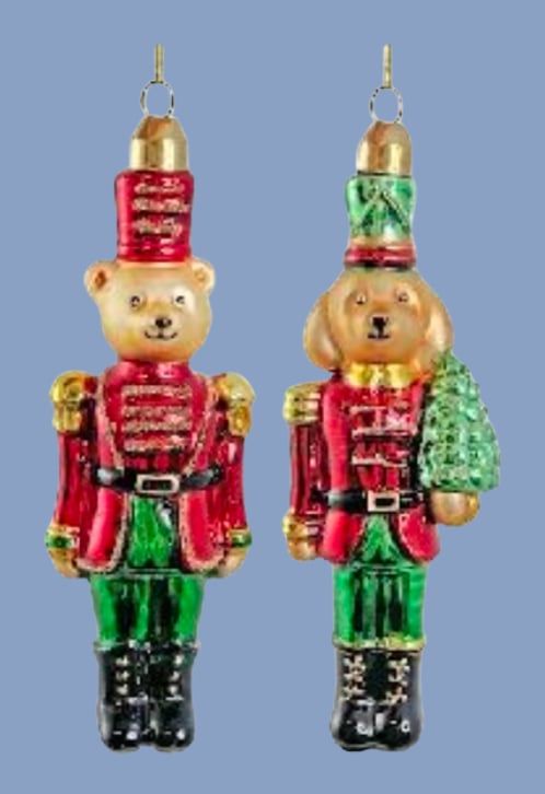 Două ornamente din sticlă: un ursuleț și un cățel în uniformă roșie de spărgător de nuci