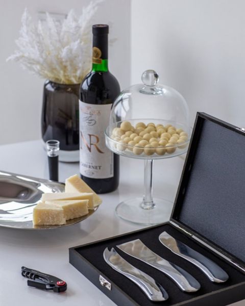 Cadoul premium Wine and Cheese Set cu set pentru vin Troika.de (cuțit de somelier și dop cu vid) și set de cuțite pentru brânză Philippi Design